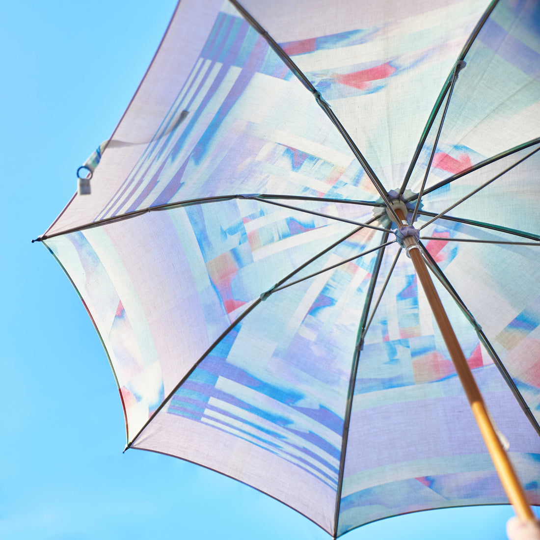 装いに寄り添い、空模様にそっと応える